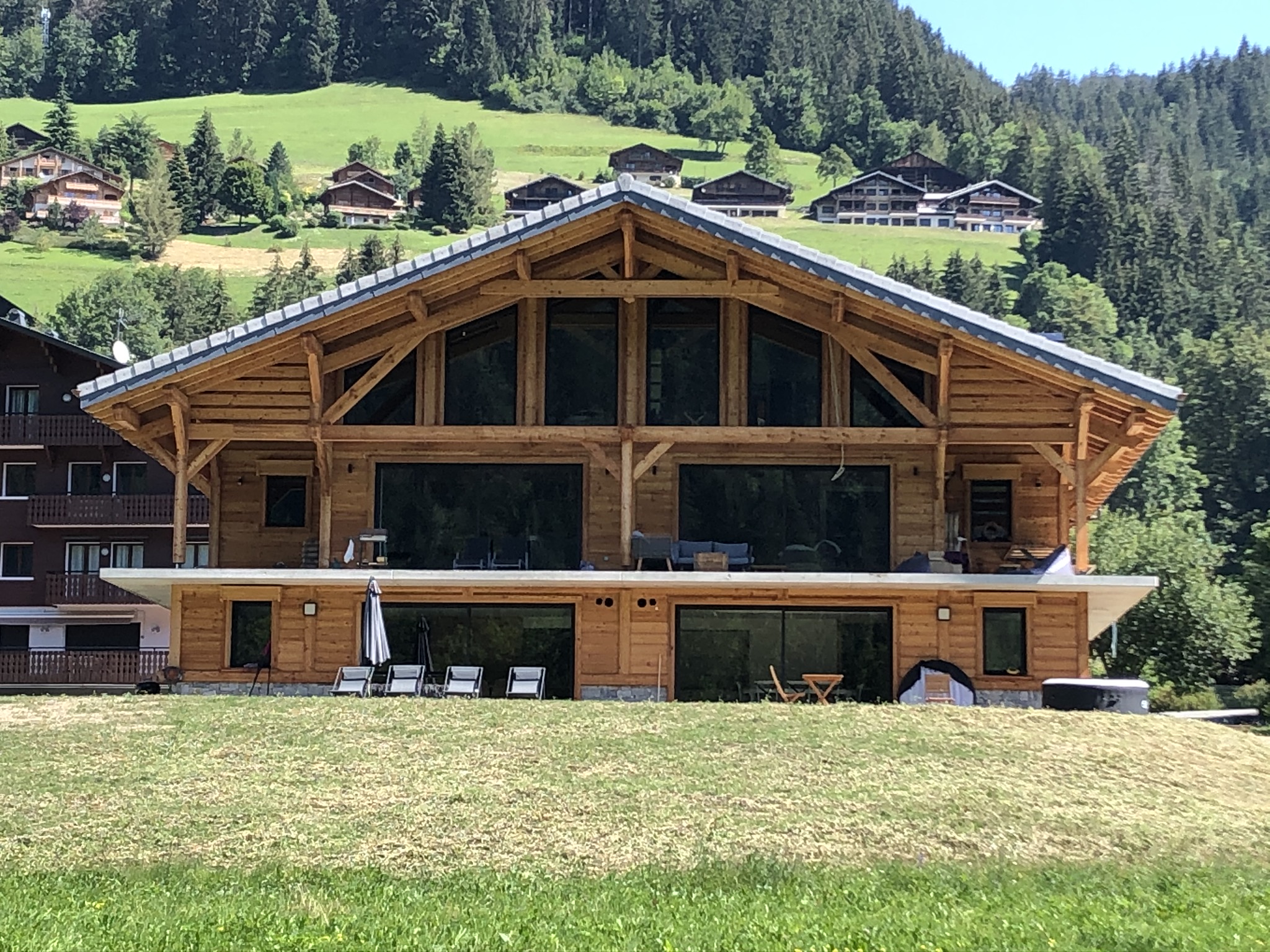 Façade du chalet en été